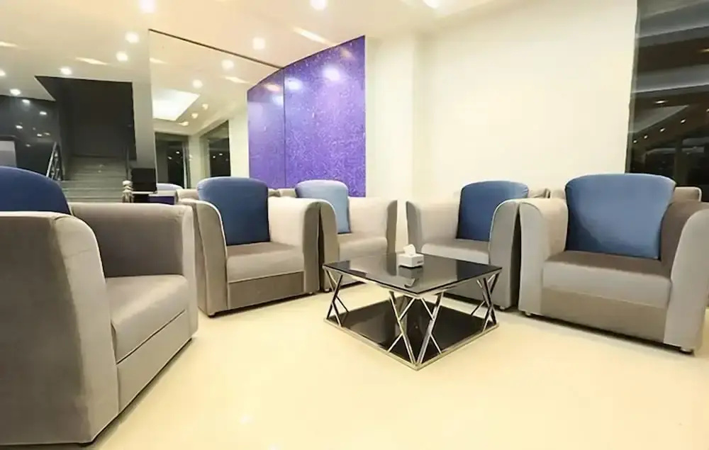 City Hotel & Suites