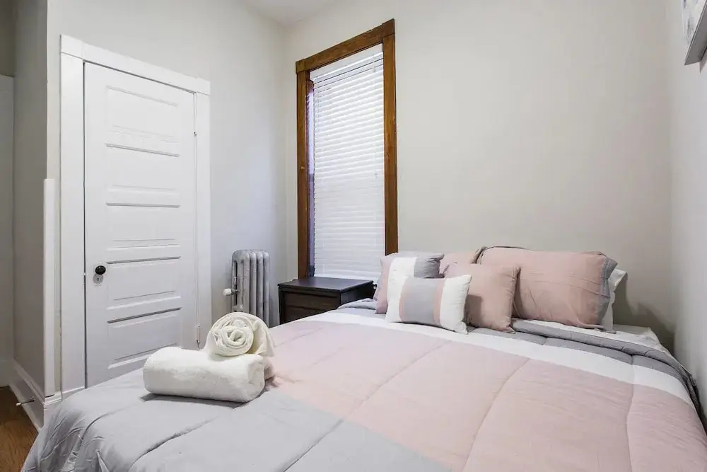 Cozy Depaul 2 Bedroom near Train, University, & Cubs