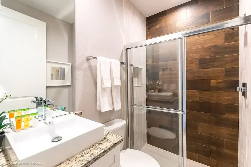 Upscale Townhome W/pool Access! 5 mi. to Disney!