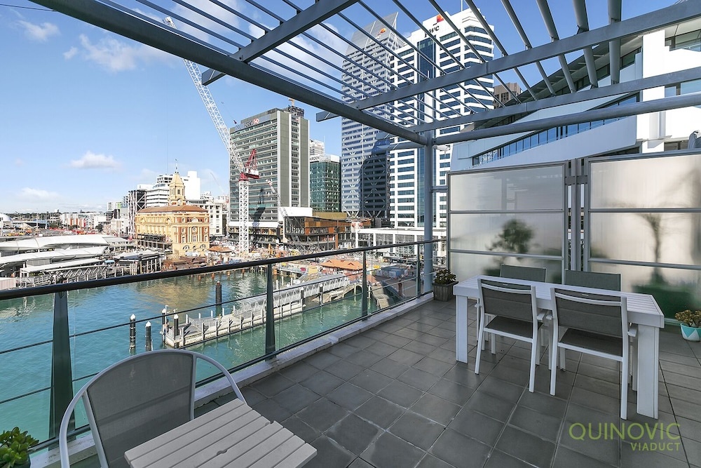 QV Princes Wharf Waterfront Apartment with Balcony - 934