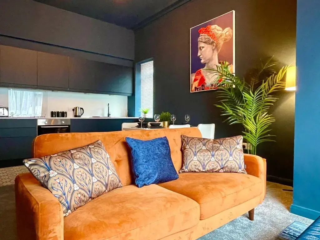 Stunning & Stylish 2 Bedroom Apartment! - 5 Minute Walk to the Best Beach! - Great Location - FREE Parking - Netflix - Fast WiFi - Smart TV - Newly decorated - sleeps up to 4! Close to Bournemouth & Poole Town Centre & Sandbanks