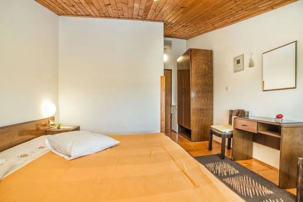 App and Rooms Ana Pomer