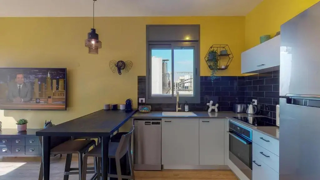 Sunny 1BR Penthouse by HolyGuest