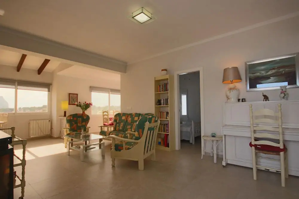 Private Family Retreat With Pool Short Walk to the Sea