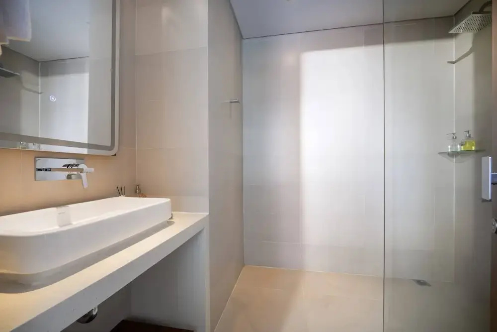 Exclusive 120sqm 2bdr Corner Suite Rooftop Pool