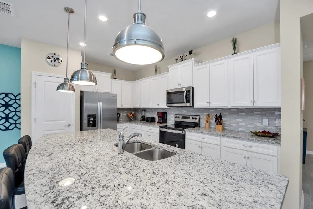 5 Bed Townhome! 5 Bedroom Townhouse by Redawning