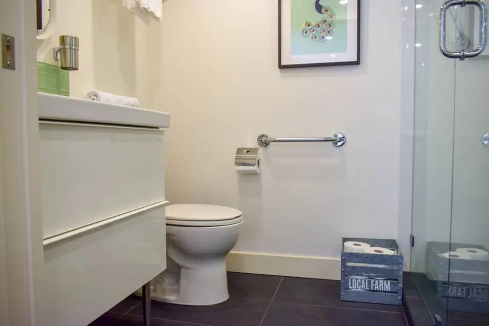 Modern 2 Bedroom West End Suite