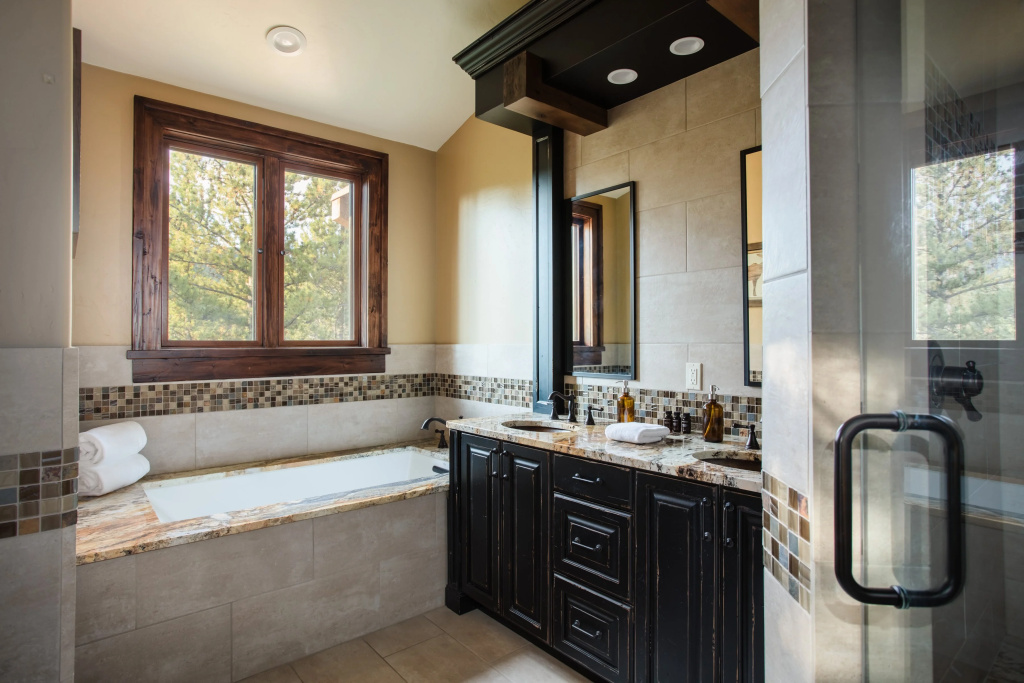 Sleeps 22! Craftsman Haven in Gated Community w/ Movie Room & Skiing