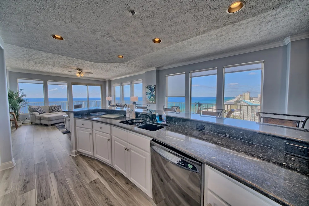 Spacious Tropical Condominium at 17th Floor with Beach and Pool Access - Unit 1707 by RedAwning