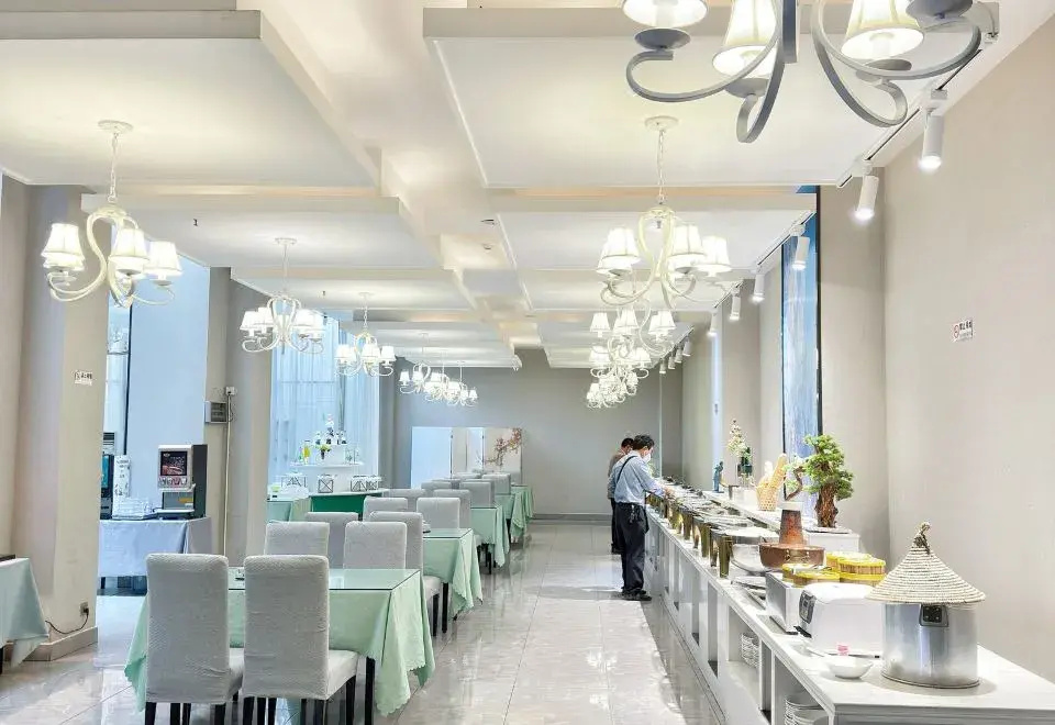 Huaning Renhe Hotel