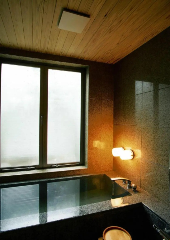 OTARU RETREAT by Onko Chishin