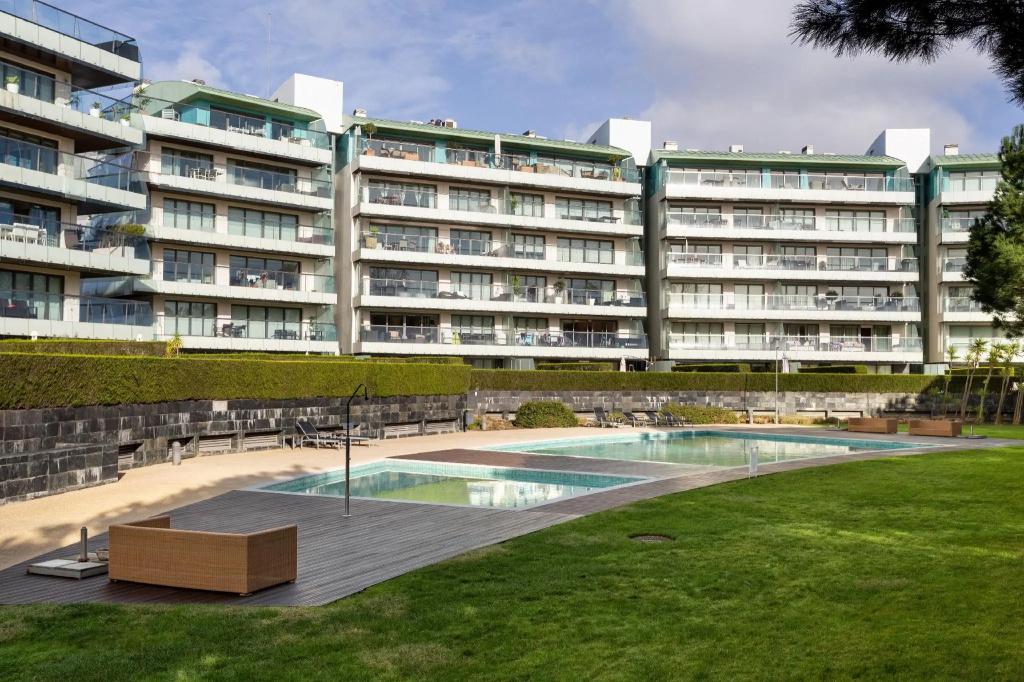 ALTIDO Superb Apt w/Terrace Pool & Spa in Cascais