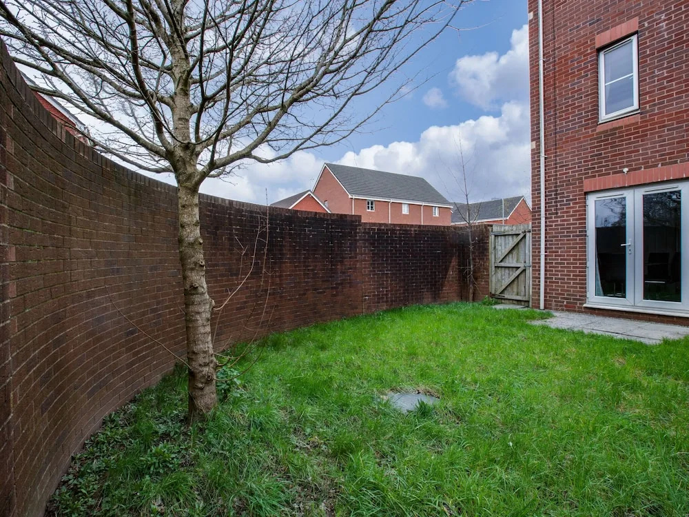 Captivating Holiday Home in Cardiff with Garden