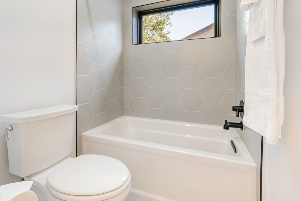 6BDR Luxe Pool Retreat • City Views Ping Pong Foosball Guest House Henley