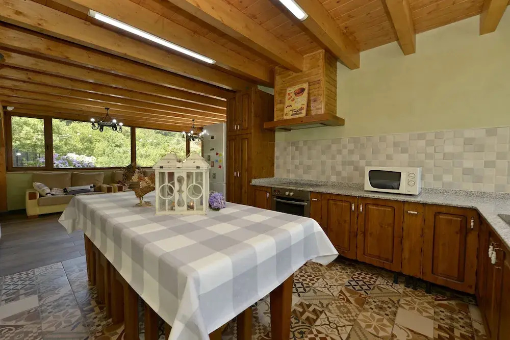 Piscina climatizada y cubierta 365 dias en Casa Rural con Encanto El Puentuco una de las casas mas valoradas de Cantabria