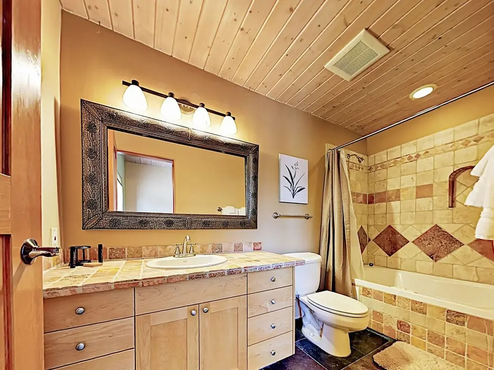 Cozy Oasis Near Plaza W/ Private Backyard & Grill 2 Bedroom Home