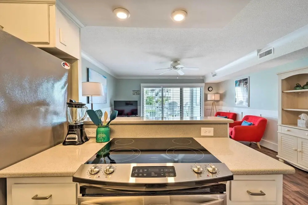 Bright Carolina Beach Condo - Walk to Shore!