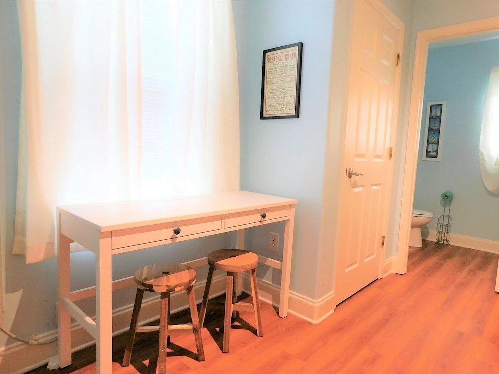 Located In Ocracoke Ge Within Walking Distance Of The Harbor, Shops And Restaurants. 1 Bedroom Condo