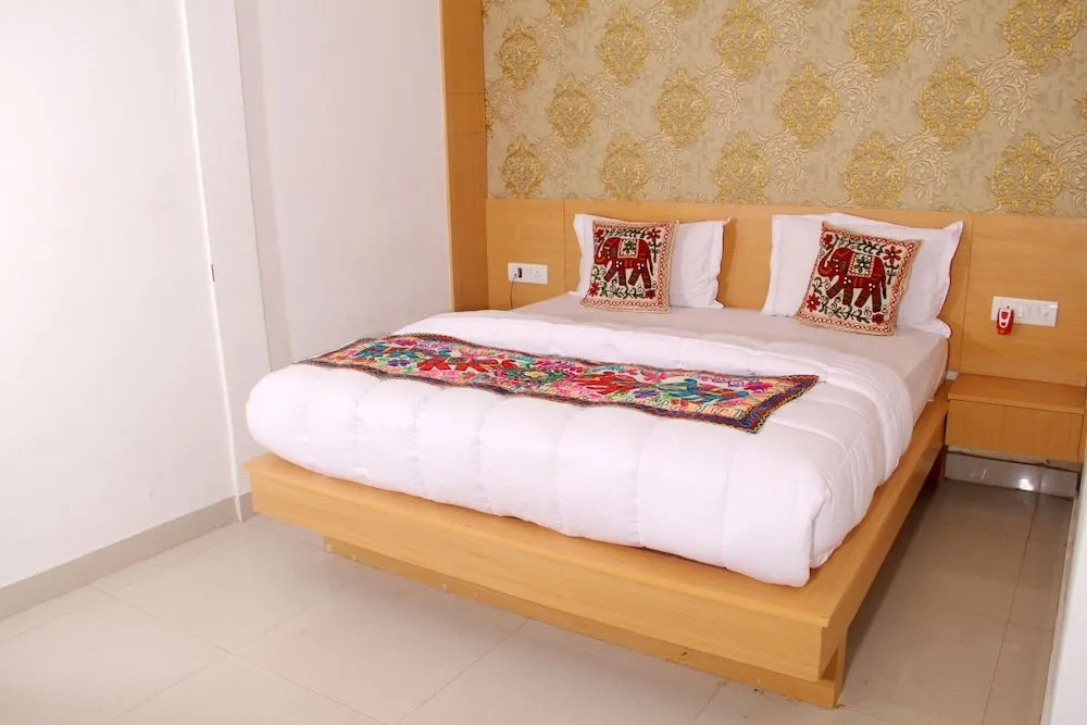 Hotel New Frontier, City Centre - 2 Mins from OLD Delhi Railway Station & Chandni Chowk