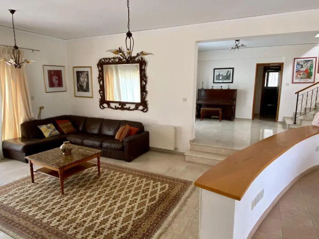 6 bdr villa with TENNIS COURT