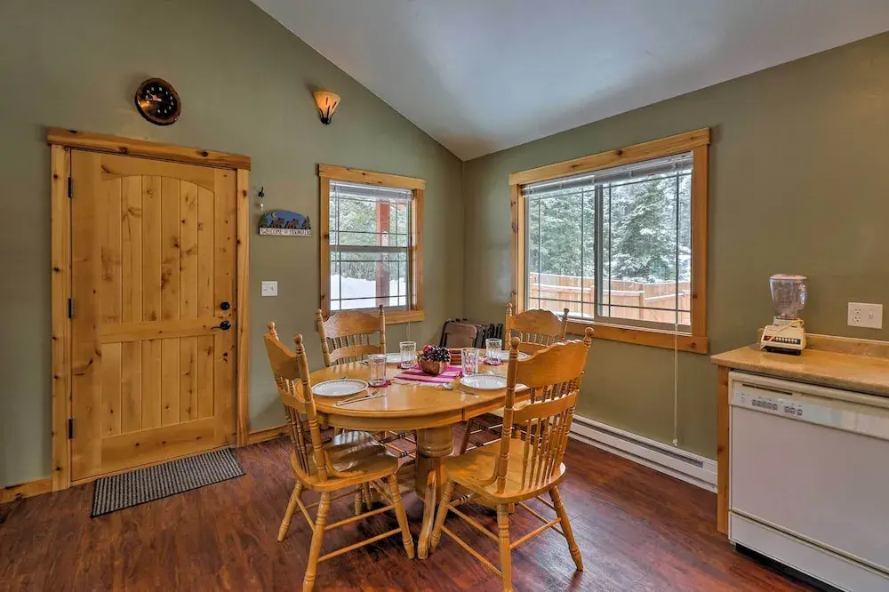 Hungry Horse Cabin: Deck, Fire Pit, Near Glacier!