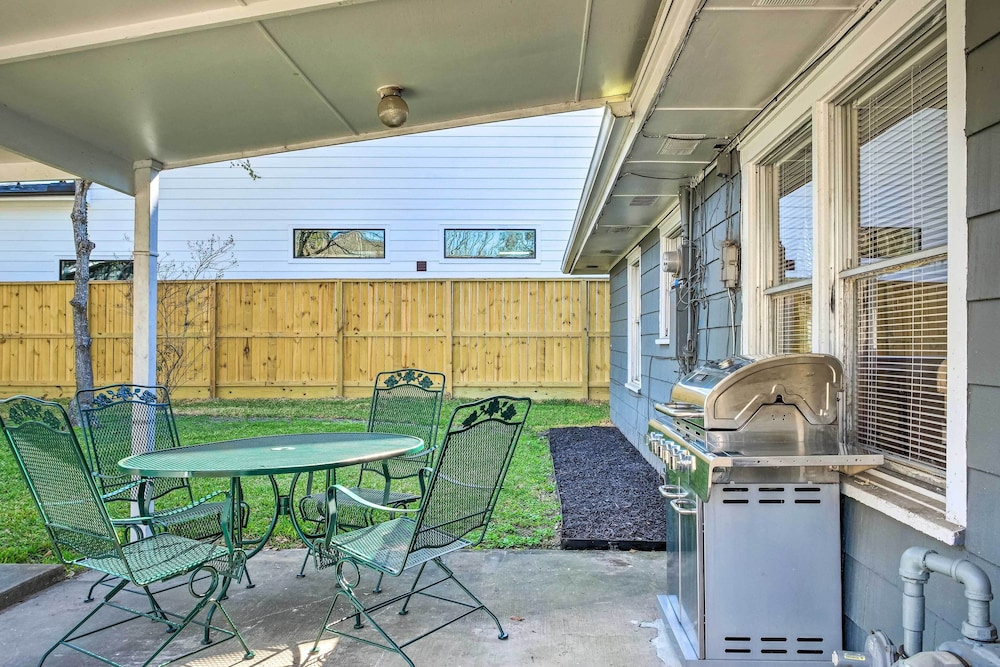Pet-friendly Home w/ Patio - 3 Mi to Houston Zoo!