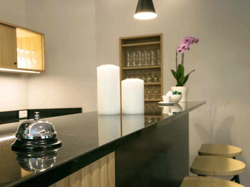 Flora Hotel & Suites