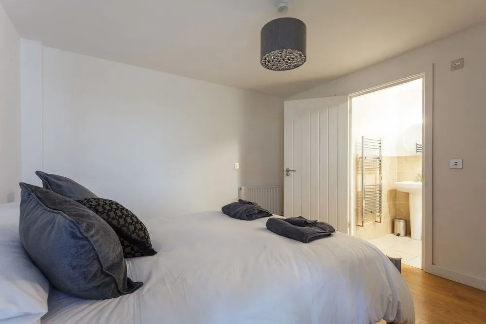 Stunning Contemporary Apartment - Free Parking - 5 Minute Walk To The Beach - Great Location - Fast WiFi - Smart TV With Netflix Included - Contractor Friendly - Perfect For Short and Long Stays