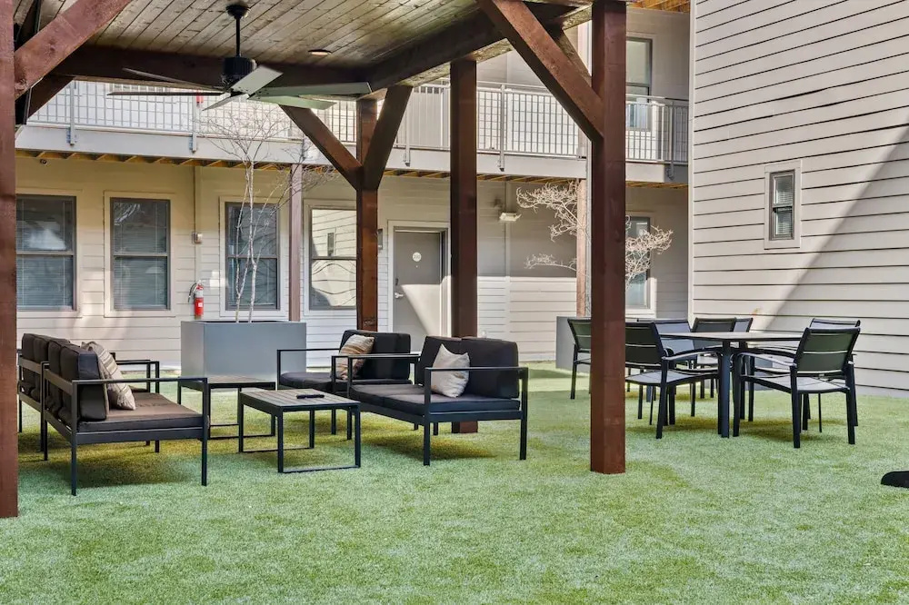 CozySuites Music Row Bold 1BR w free parking