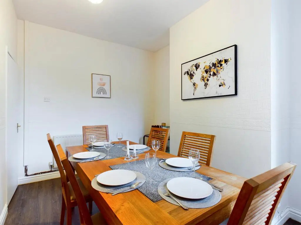 Cheerful 3 bedroom home with free parking and WIFI