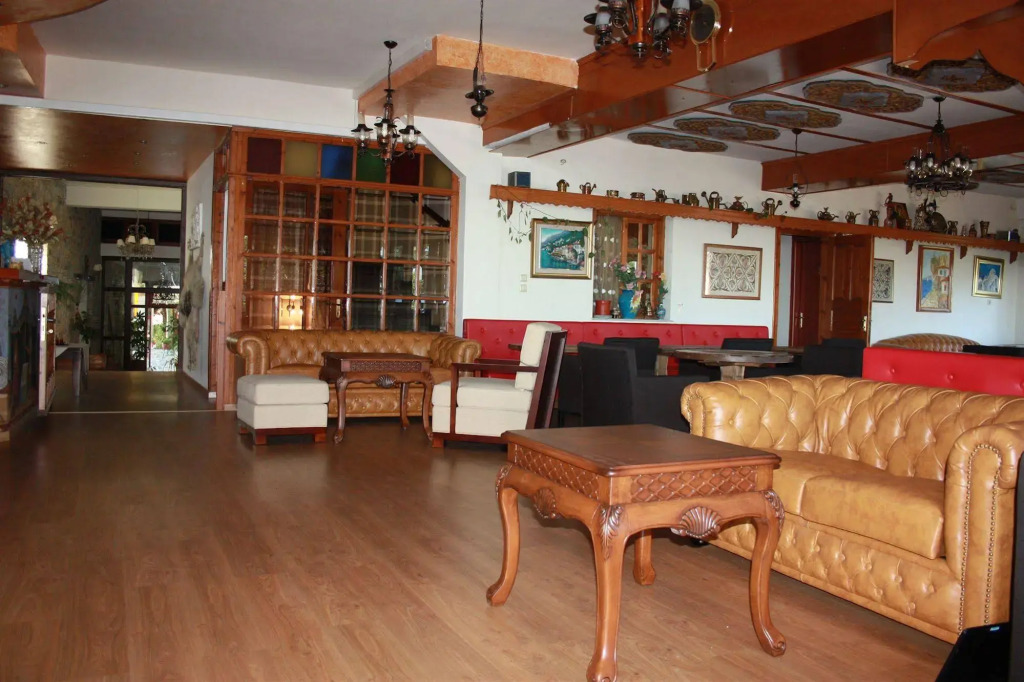 To Hani Tou Kokkini, Pelion