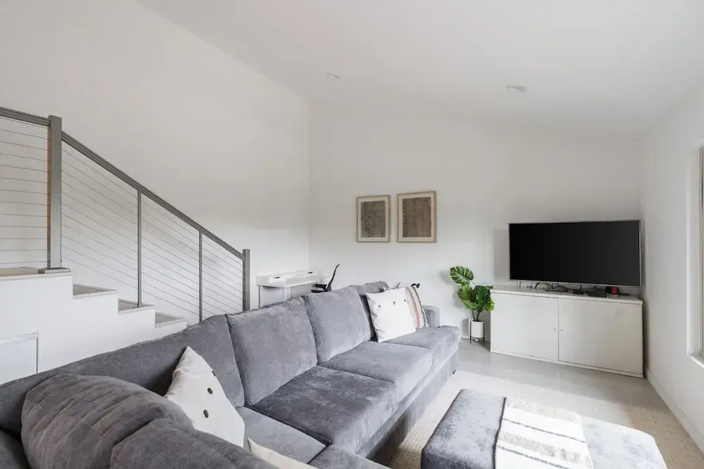 Spacious and Bright 5-bedroom Oasis Pool and Yard