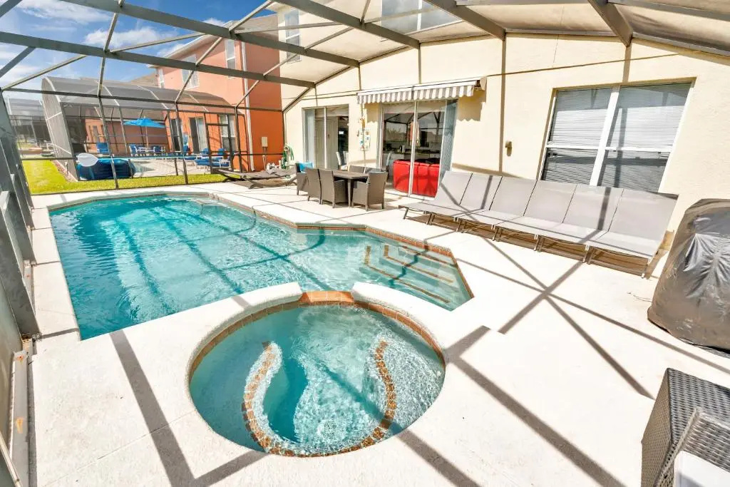 Disney Dream with Hot Tub, Pool, Xbox, Games Room, Lakeview, 10 min to Disney, Clubhouse