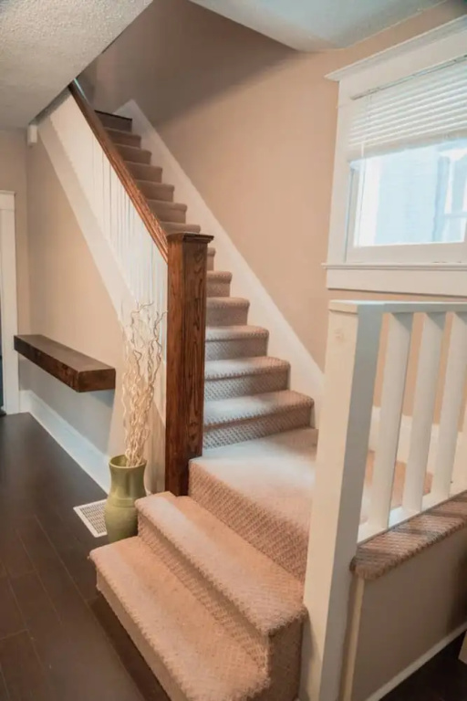 Beautiful 3 Bedroom Home Near Downtown