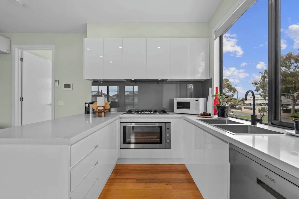 Luxurious 3-bedroom Townhouse in Charming Maidstone 7 KM TO CBD