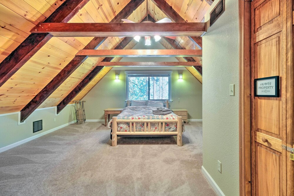 Game Room & Deck: Oso Cozy Cabin in Arnold!
