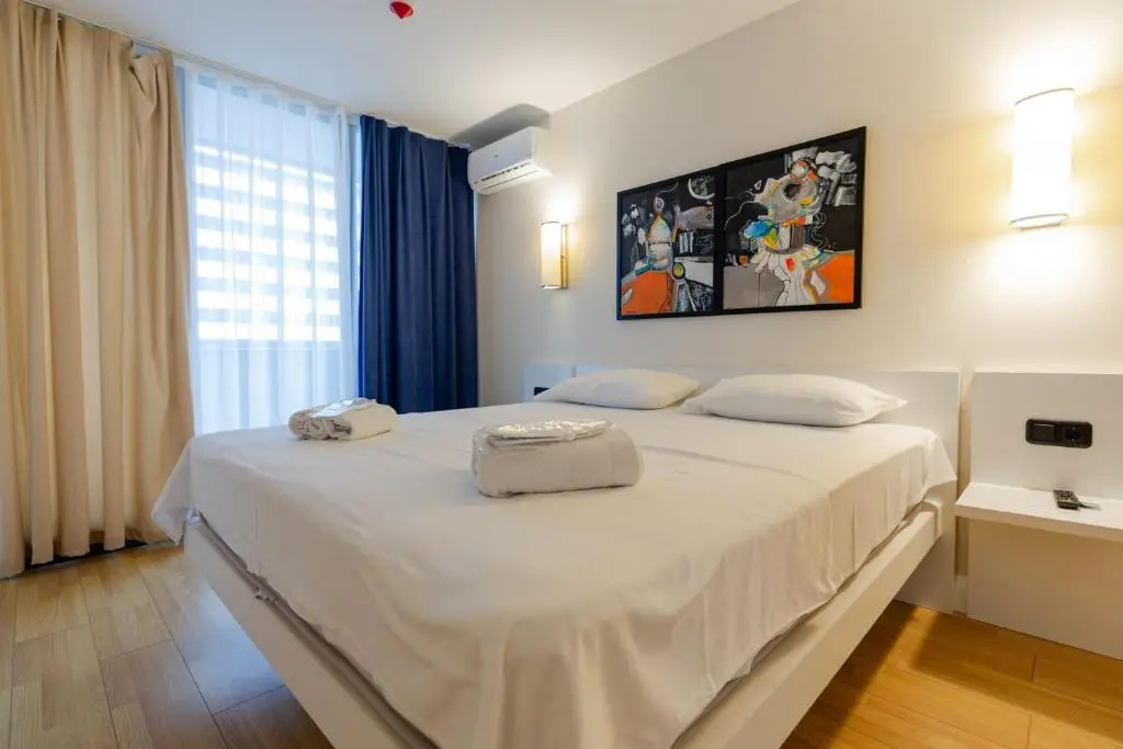 1BR apt with balcony sea views 2 min from the sea