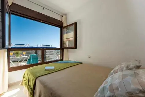 Apartamento con terraza y piscina junto a la playa
