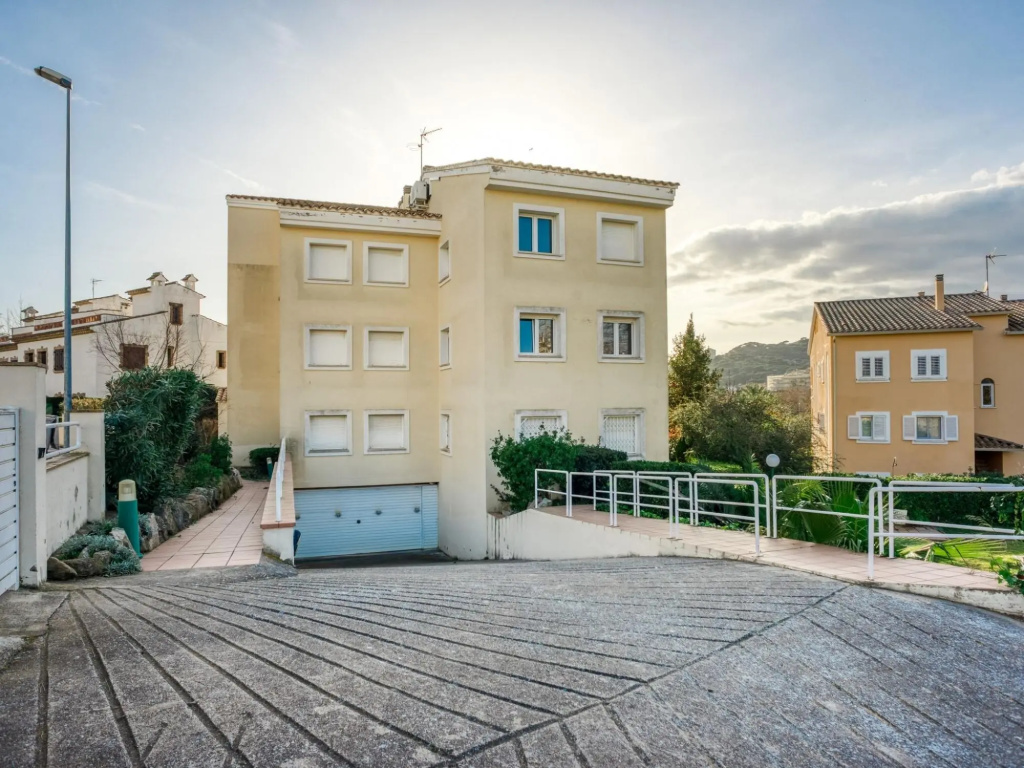 Nice apartment in S'Agaró with pool
