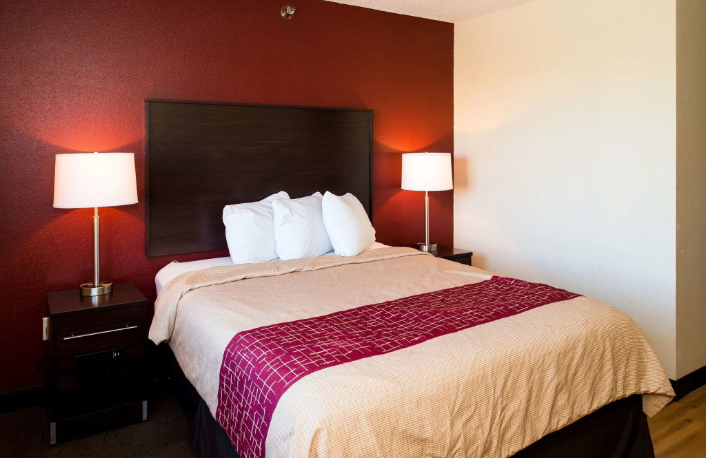 Red Roof Inn & Suites Omaha - Council Bluffs