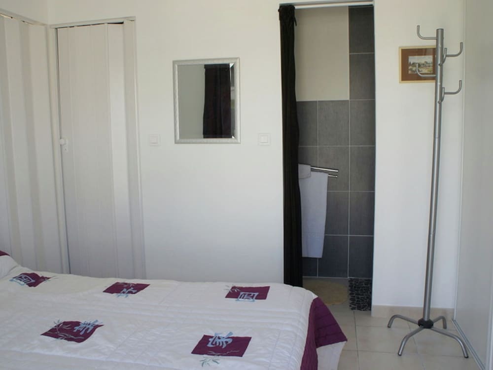 Charming Holiday Home in Robion With Swimming Pool