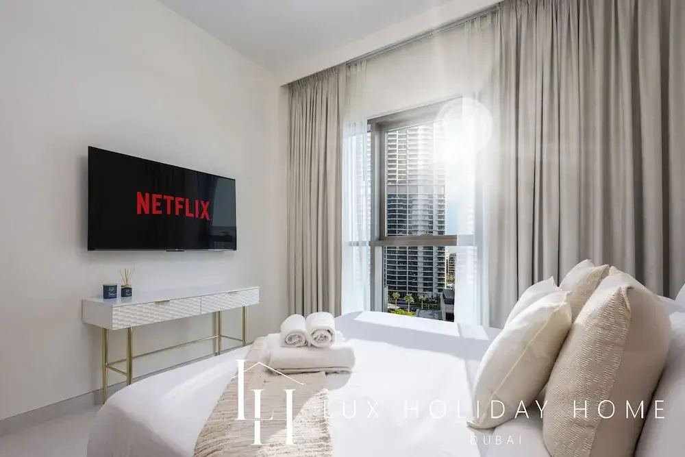 LUX  The Creekside Skyline View Suite