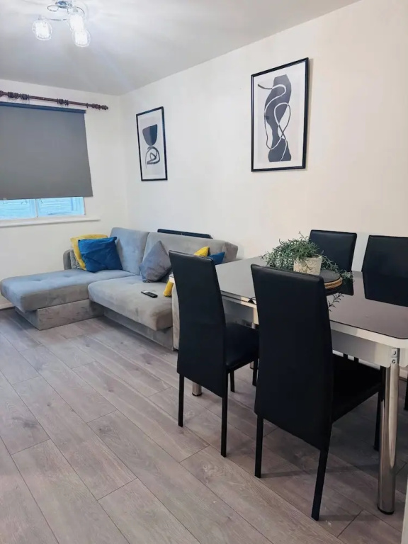 Stylish 1 Bed Flat Lakeside Shopping Mall
