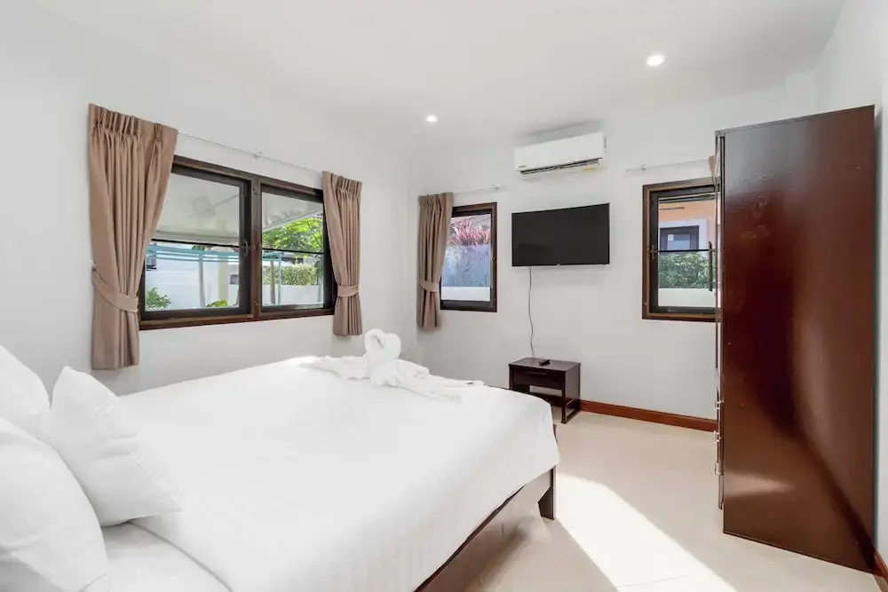 Poolside 3BR for Relaxed Stays V278