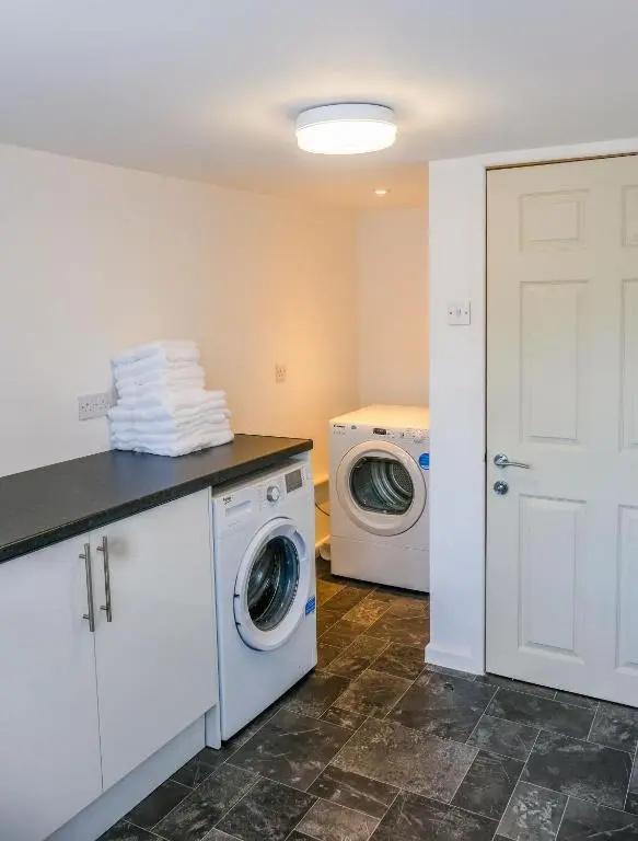 Lolite Homes - 4-5 Bed House 8 Minutes to NEC Airport Resorts World - Opal Serviced Home