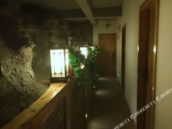 Xijiang Huayin Holiday Hotel