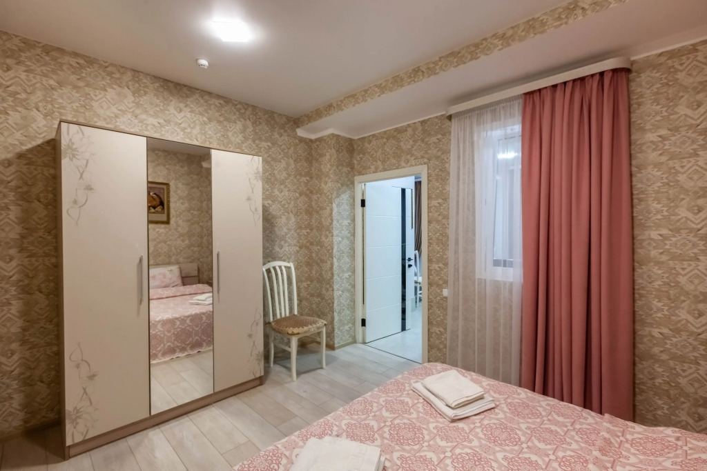 Апартаменты Уютная комфортная трехкомнатная в отдельно стоящем двухэтажном здании