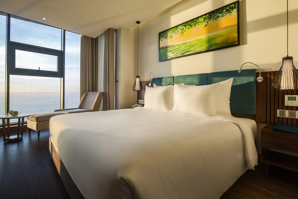 Отель Maximilan Danang Beach