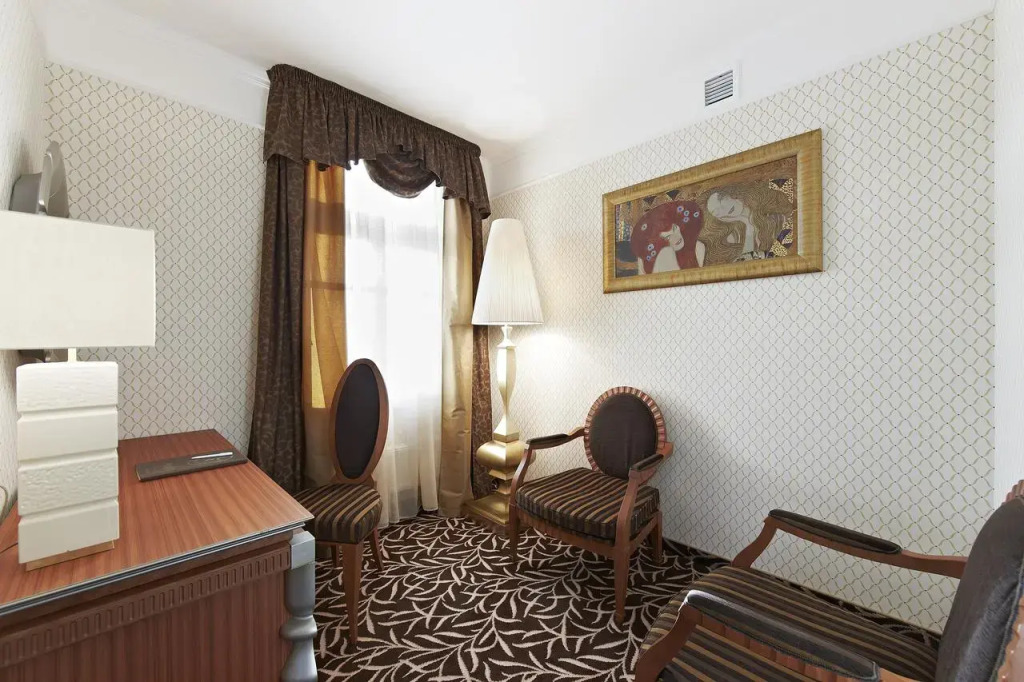 Dvor Podznoeva - Main Building