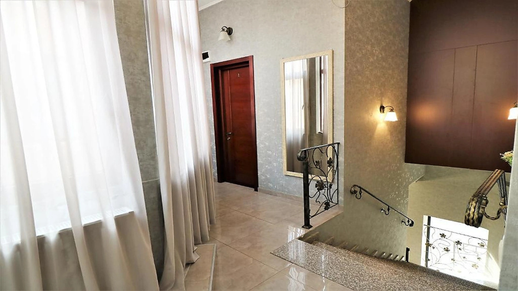 Отель Tabori